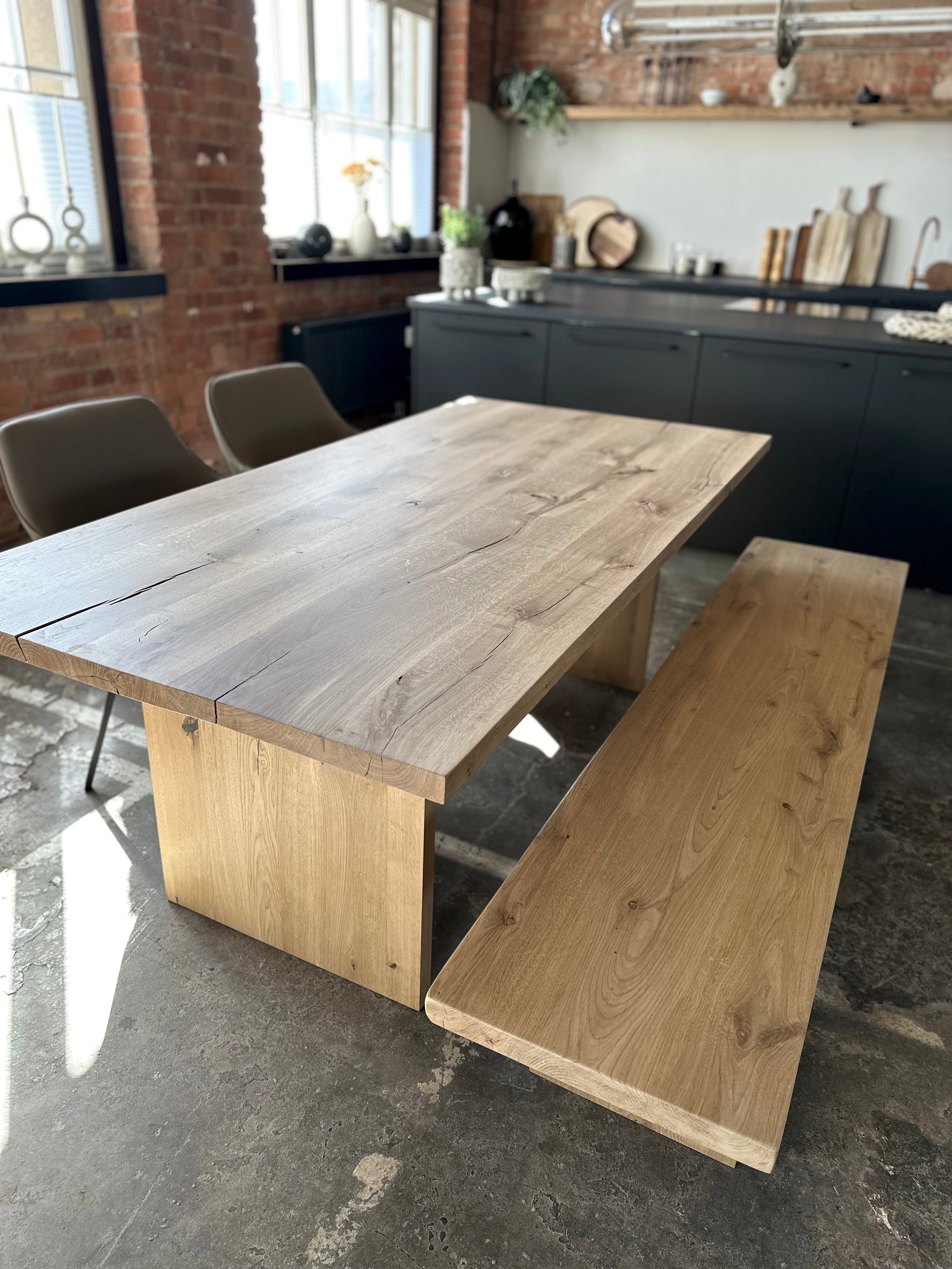 Set Tisch und Sitzbank, Holzwangen